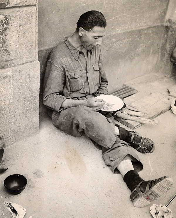 Il pasto dell’operaio, anni 1950, Fondazione ISEC, fondo Odoardo Fontanella.
