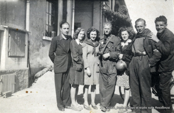 Partigiani e partigiane dentro la Ercole Marelli nei giorni della Liberazione, 1945. ISEC, fondo Gruppo di studio sulla Resistenza.