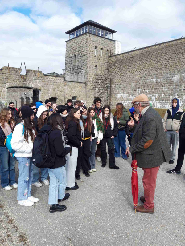 Mauthausen, piazzale d'ingresso, il racconto della guida